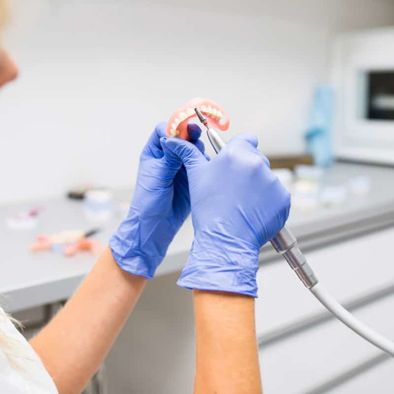 Tanulható fogtechnikus szakma a Pannon Kincstár keretében. Megbízható partnerré kell válnunk a fogorvos és páciens számára is! Fogorvos, ahogy gyakorol műfogsoron.