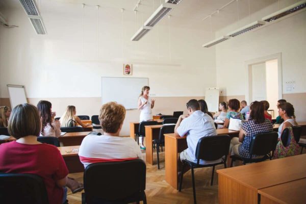 Pannon Kincstár iskola egy oktatóterme. Tanárnő magyaráz a felsőoktatásban résztvevő hallgatóknak. Budapest Váci utca 47. Terembérlés.