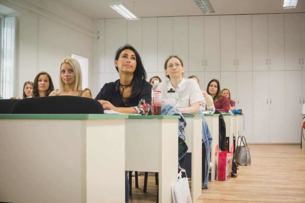 Élet a Pannon Kincstár iskola falain belül. Figyelmes hallgatók, ahogy koncentrálnak az órára. Terembérlés.