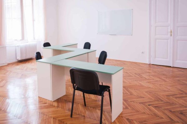 A Pannon Kincstár egy modern kommunikációs terme. Fekete székek, hullámosan összetolt asztalokkal. Parkettázott, fehér színű falakkal körülhatárolt helyszín. Terembérlés.