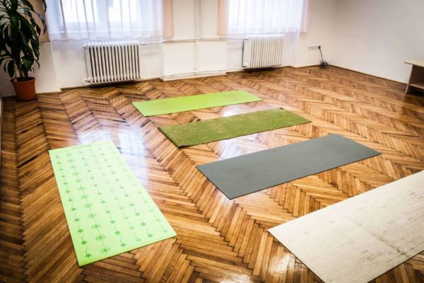 A Pannon Kincstár egy terme, öt darab jógaszőnyeggel. Parketta. Radiátor. Terembérlés.
