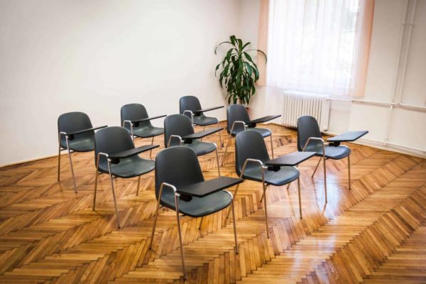 Székek a Pannon Kincstár iskola egy termében. Gondozott tér, szép parketta. Oktatásra előkészített helyszín. Terembérlés.