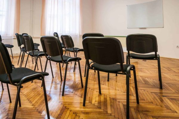 Pannon Kincstár iskola tanterme fekete fémből készül lábakkal felszerelt, kényelmes székekkel. Az oktatás egyik helyszíne a Budapest Váci utca 47. épületében. Belváros központjában. Terembérlés.