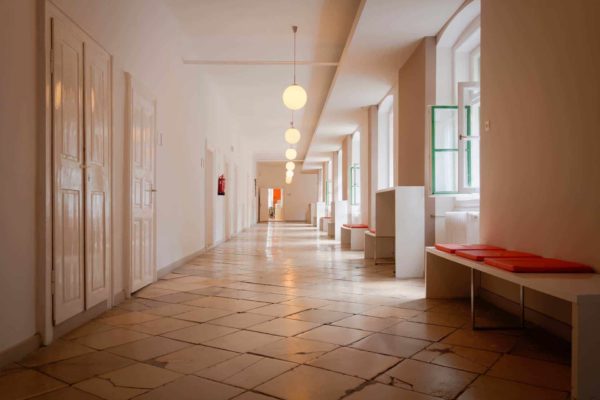 A Pannon Kincstár folyosója csillárokkal és padokkal, polcokkal felszerelve. Terembérlés. Budapest Váci utca 47.