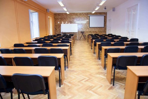 Pannon Kincstár iskola hangszórókkal, projektorral felszeretelt tanterme. Budapest Váci utca 47, a belváros szívében megújult képzések tárháza. Terembérlés.