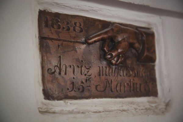 Pannon Kincstár iskola egy 1838-as táblája. Budapest Váci utca 47.