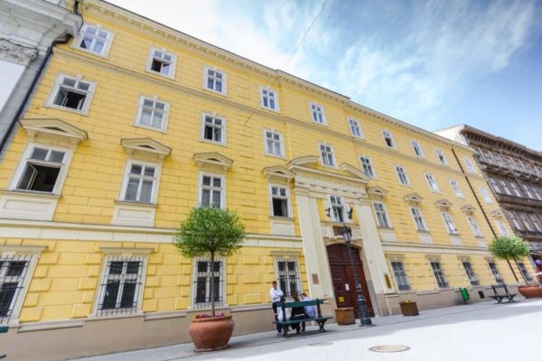 A Pannon Kincstár iskola sárga színű épülete. A megújult oktatás központja, új életek reménysége.