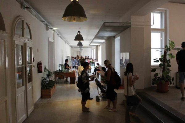 A Pannon Kincstár iskola élettel feltöltött folyosója. Hallgatók és tanárok együtt az oktatás világában. Budapest Váci utca 47.