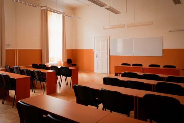 A Pannon Kincstár iskola terme, ahol az oktatás történik. Budapest Váci utca 47. Fekete színű székek, barna színű iskolapadok. Barátságos, hívogató körülmények az intézményben. Terembérlés.