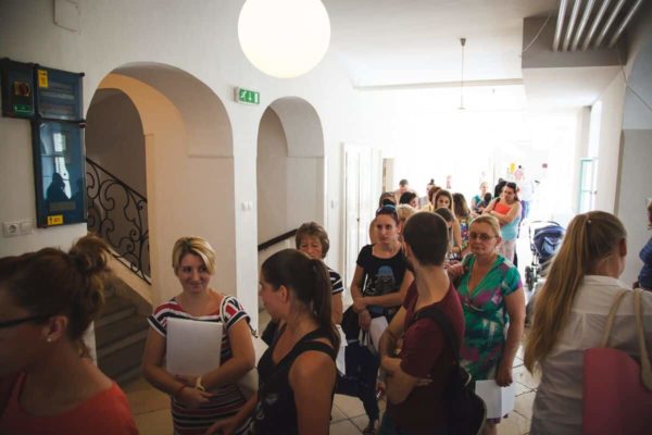 Pannon Kincstár intézmény egy tanulókkal telt folyosója. Szorgalmas hallgatók a megújult felsőoktatásban. Budapest Váci utca 47. Az iskola belsőtere.