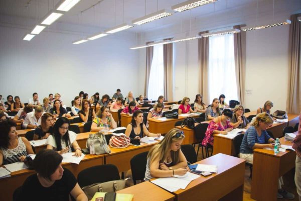 Szorgos hallgatók a Pannon Kincstár iskolában. A tanulás menete, oktatás az intézményben. Budapest Váci utca 47. Terembérlés.