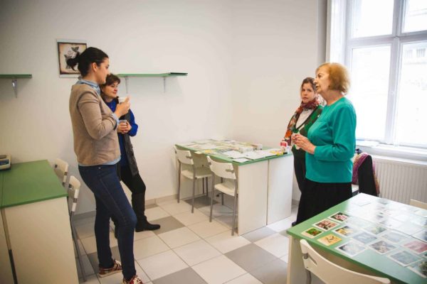Pannon Kincstár intézmény egy terme, három tanuló és egy tanárnő beszélgetést folytat. Budapest Váci utca 47 a belváros szívében. Terembérlés.