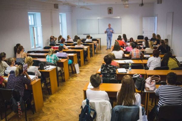 Pannon Kincstár iskola a megújult oktatás keretében. Figyelmes tanulók az intézmény egy termében. Terembérlés.