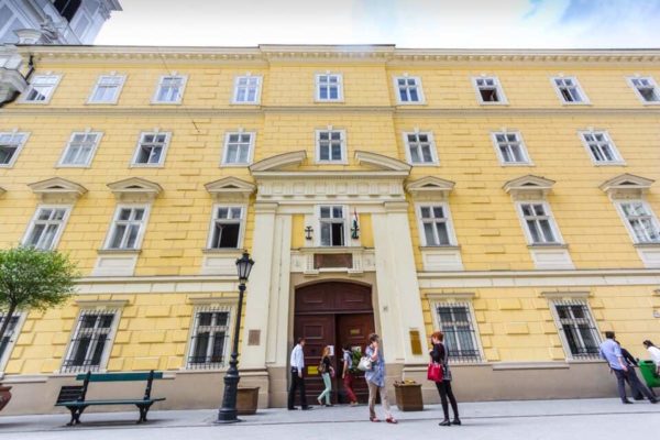Pannon Kincstár iskola, intézmény sárga színű épülete. A legkeresettebb képzések központja, szíve. Budapest Váci utca 47. Terembérlés lehetőségek.