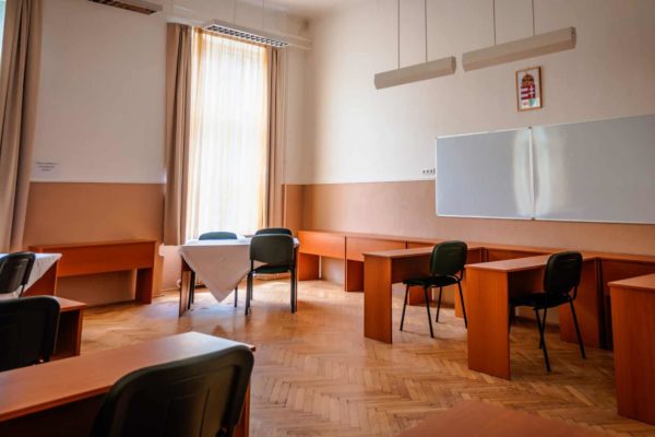 Pannon Kincstár oktatóterem a magyar címerrel feldíszítve. Budapest Váci utca 47. Szakmai képzések az OKJ után. Új oktatás Budapest központjában. Terembérlés.