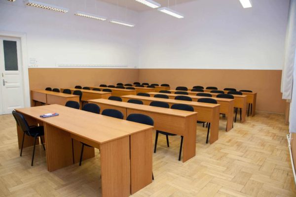 Pannon Kincstár oktatóterme. Fekete színű székek és összetolt padok várják a hallgatókat. Terembérlés.