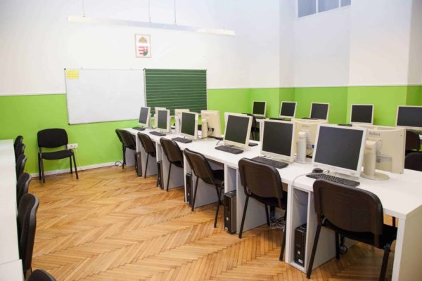 Számítógépes terem a Pannon Kincstár iskolában. Budapest Váci utca 47, a belváros szívében, központjában. A legkeresettebb képzések online oktatásban. Terembérlés.