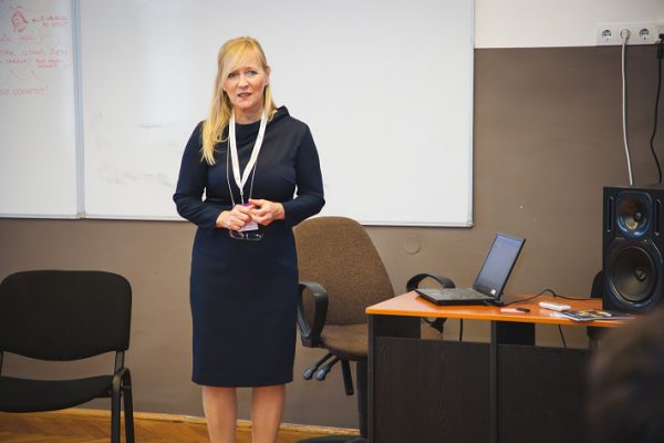 Segítők napja 2017 Pannon Kincstár. Tanárnő az órán. Tanítás modern eszközök alkalmazásával.