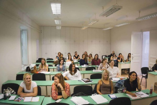 Beiratkozás a Pannon Kincstár iskolába. A megújult oktatás tárháza, lehetőség a reményteljes jövő létrehozásához. Beiratkozni és tanulni vágyó hallgatók nagy számban.