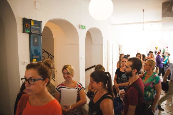 Pannon Kincstár iskola tanulói a folyosón. Lelkes hallgatók a megújult felsőoktatásban. Budapest Váci utca 47.