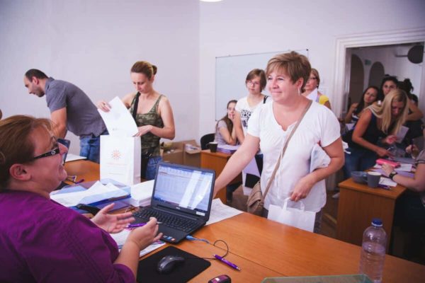 Beiratkozás a Pannon Kincstár oktatási rendszerébe. Egy adminisztrátor beregisztrálja a képzésben résztvevő felnőtteket. Az iskola egy terme. Terembérlés.