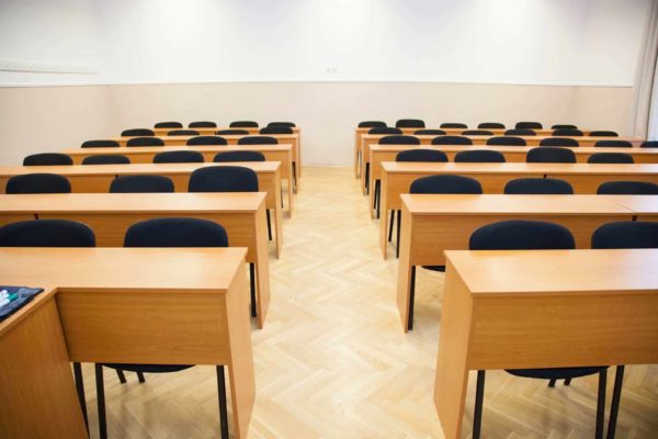 Pannon Kincstár oktatás. Fekete székek és barna színű iskolapadok várják a lelkes tanulókat. Terembérlés.