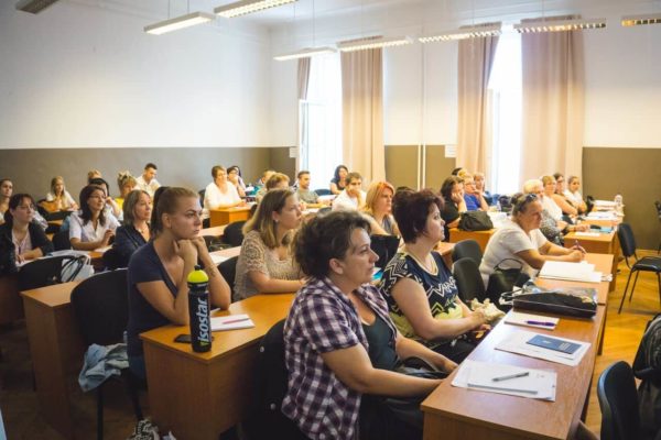 Oktatás a Pannon Kincstár iskolában. Szorgalmas, odafigyelő tanulók az intézmény egy termében. Épülés egy szebb jövőért. Terembérlés.