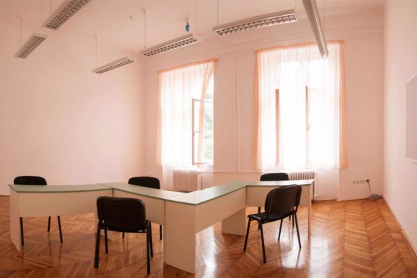 Pannon Kincstár iskola egy terme Budapesten, Váci utca 47. Fehér környezet, oktatásra kész helyszínek. Terembérlés.