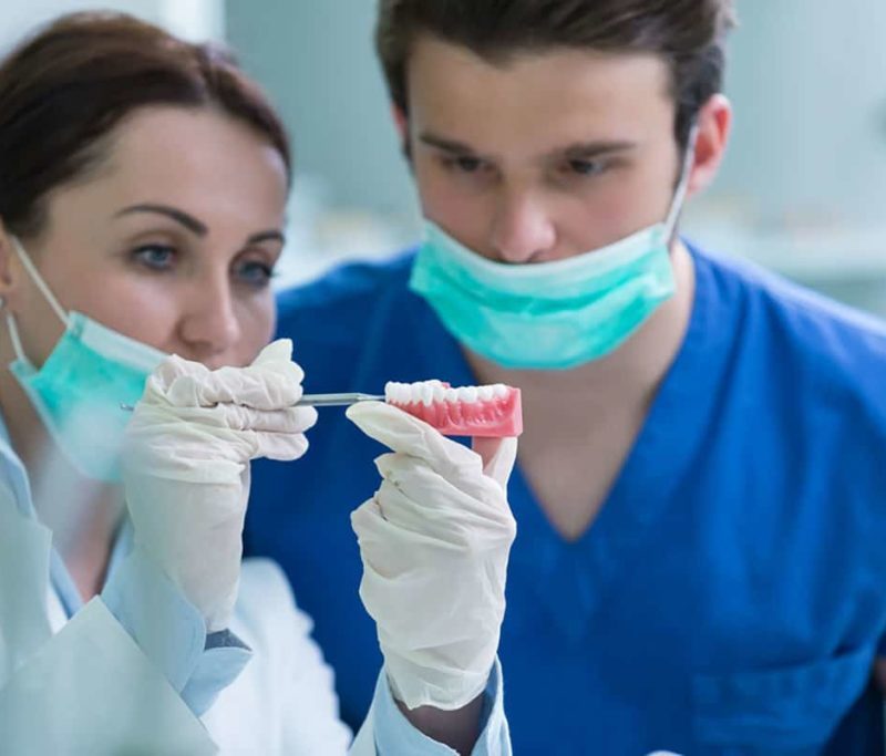 Fogtechnikus képzés visszanézhető órákkal és online jegyzetekkel a Pannon Kincstár iskolában. Egy szakember, ahogy a pályakezdő fiatalembernek bemutatja, és elmagyarázza a fogak tudnivalóit. Budapest Váci utca 47.