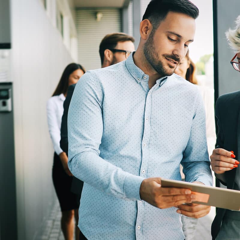 Fiatal férfi táblagépet mutat a mellette álló hölgynek. Kulturális rendezvényszervező képzés, Pannon Kincstár szakmai cikk