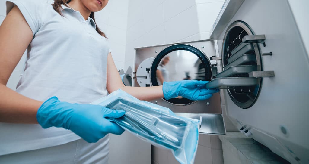 Fiatal hölgy orvosi eszközöket sterilizál. Fertőlenítő-sterilező képzés, Pannon Kincstár szakmai cikk