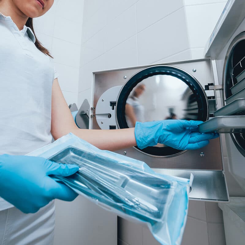 Fiatal hölgy orvosi eszközöket sterilizál. Fertőlenítő-sterilező képzés, Pannon Kincstár szakmai cikk